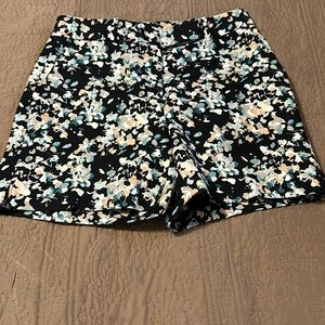 White House Black Market 5 in Shorts, Size 2! Excellent Condition!